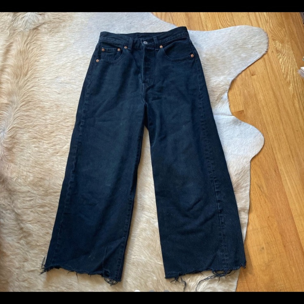 Levi’s High Waisted ~ wide leg ~ cropped